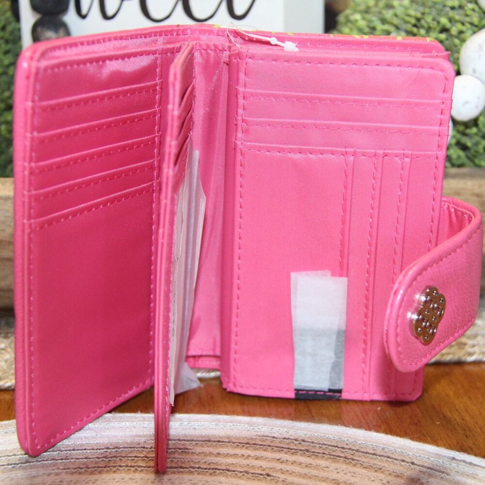 NWT Croft & Barrow Wallet Abbey Medallion print - Picture 6 of 9